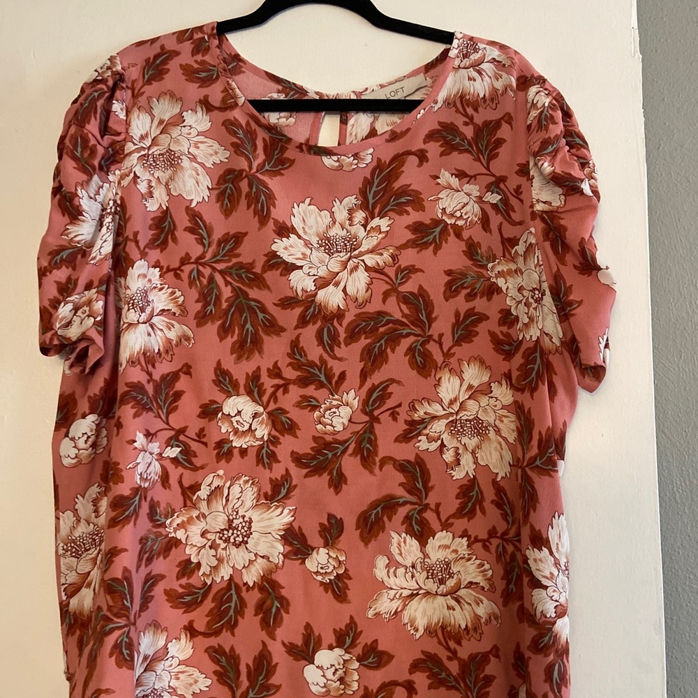 LOFT Blouse Pink Rayon Floral Print Round neckline Ruched Short Sleeve